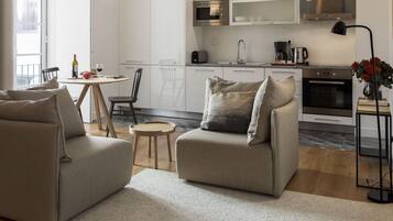 Studio | Oleskelualue | 43–tuumainen taulutelevisio, jossa kaapelikanavat