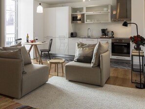 Studio | Living area | 43-inch flat-screen TV with cable channels, TV - LSA Baixa Castelo by Numa (Lisbon)