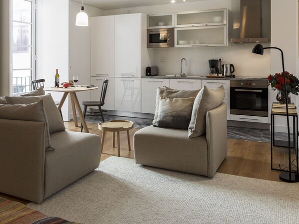 Studio | Oleskelualue | 43–tuumainen taulutelevisio, jossa kaapelikanavat