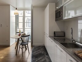 Full-sized fridge, microwave, stovetop, dishwasher