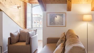 Apartment, 2 Schlafzimmer | Wohnbereich | 43-Zoll-Flachbildfernseher mit Kabelempfang, Fernseher