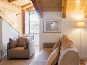 Apartment, 2 Schlafzimmer | Wohnbereich | 43-Zoll-Flachbildfernseher mit Kabelempfang, Fernseher