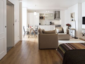 스튜디오 | 거실 공간 | 케이블 채널 시청이 가능한 43인치 평면 TV, TV