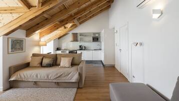 Apartment, 2 Schlafzimmer | Wohnbereich | 43-Zoll-Flachbildfernseher mit Kabelempfang, Fernseher