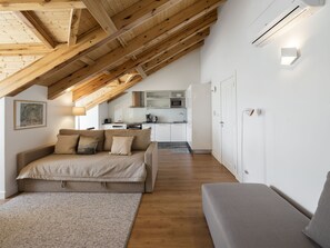 Appartamento, 2 camere da letto | Area soggiorno | TV a schermo piatto 43 pollici con canali via cavo, TV