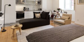 Estúdio, cozinha americana | Cofres nos quartos, individualmente decorados