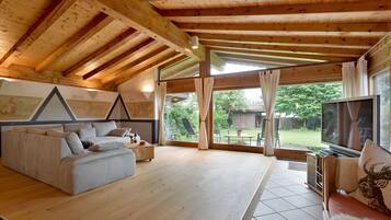 Luxury Apartment, 3 Bedrooms, Sauna, Mountain View (additional cleaning fee € 65,00) | Living room | Flat-screen TV, table tennis