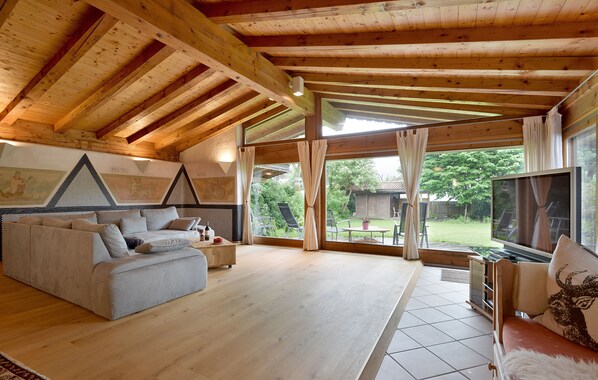 Luxury Apartment, 3 Bedrooms, Sauna, Mountain View (additional cleaning fee € 65,00) | Living room | Flat-screen TV, ping pong