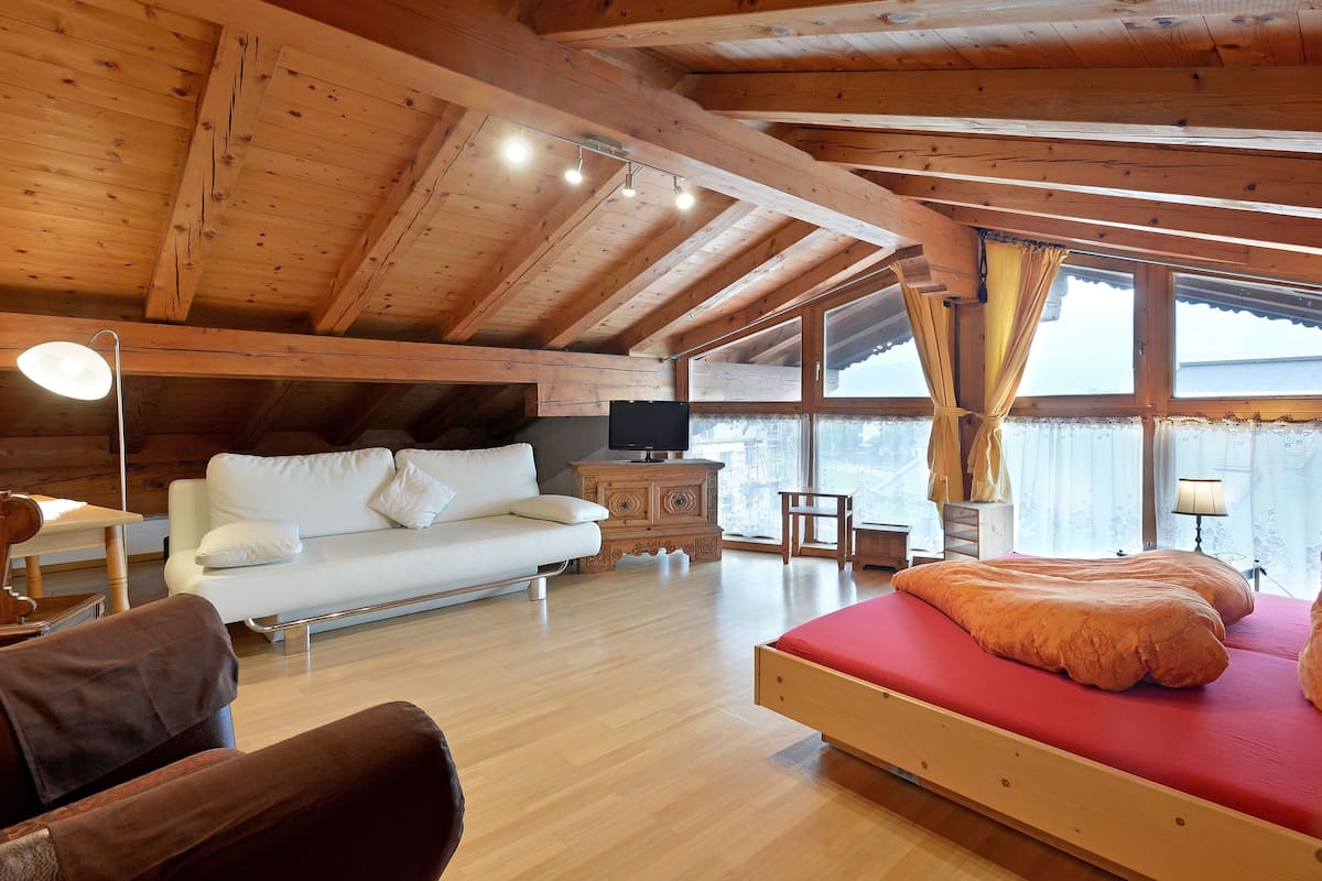 Romantic Studio, Non Smoking (additional cleaning fee € 30,00) | Living area | Flat-screen TV, table tennis