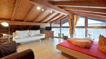 Romantisches Studio, Nichtraucher (additional cleaning fee € 30,00) | Wohnbereich | Flachbildfernseher, Tischtennisplatte