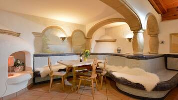 Luxury-Apartment, 3 Schlafzimmer, Sauna, Bergblick (additional cleaning fee € 65,00) | Essbereich im Zimmer