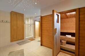럭셔리 아파트, 침실 3개, 사우나, 산 전망 (additional cleaning fee € 65,00) | 욕실 | 샤워기/욕조 결합, 무료 세면용품, 헤어드라이어, 타월