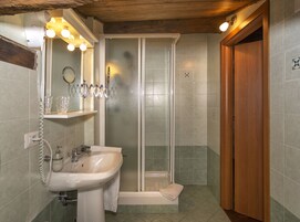 Ducha, artículos de tocador gratuitos, secador de pelo, bidet