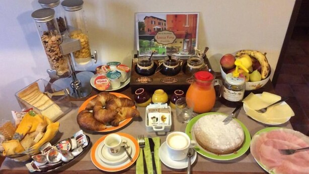 A breakfast buffet with various food items and condiments. - Bed & Breakfast Lucca Fora (Capannori)