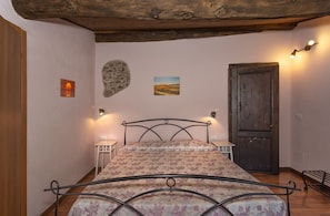 Quarto casal de uso individual, 1 cama de casal | Escrivaninha, berços grátis, Wi-Fi de cortesia, roupa de cama