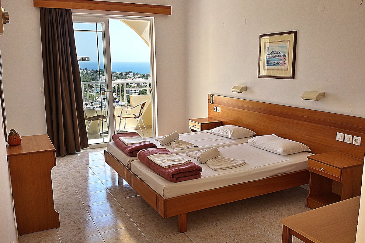 Estudio, balcón, vista al mar | Caja de seguridad en la habitación, cunas gratuitas y wifi gratis