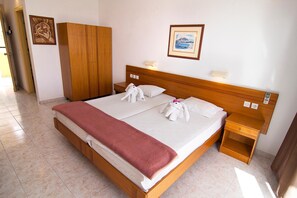 In-room safe, free cots/infant beds, free WiFi, bed sheets - Stella View Studios (Rhodes)