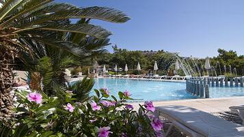 Outdoor pool, pool umbrellas, sun loungers