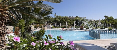 Piscine extérieure, parasols de plage, chaises longues