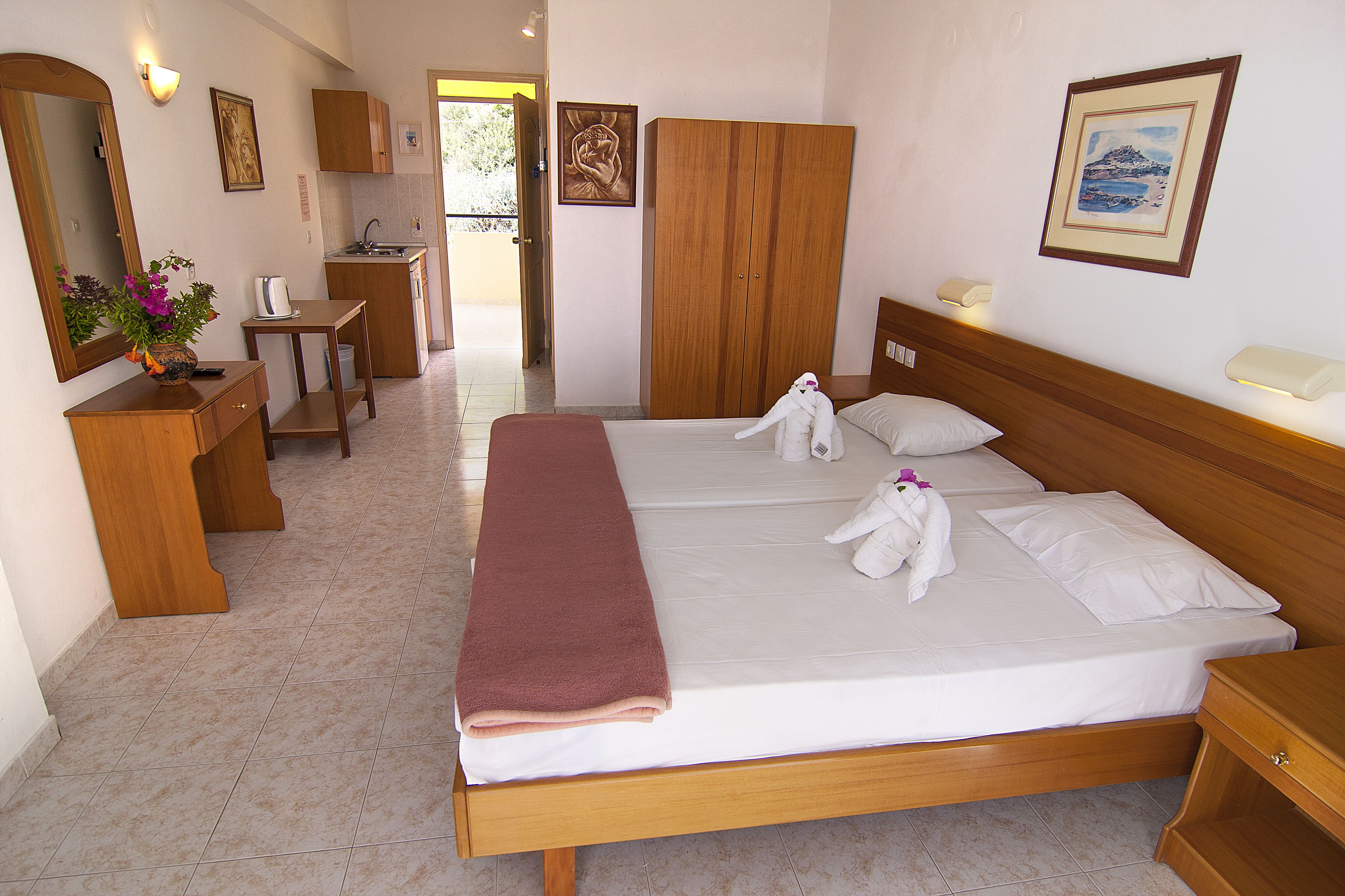 fridge, stovetop, coffee/tea maker, electric kettle