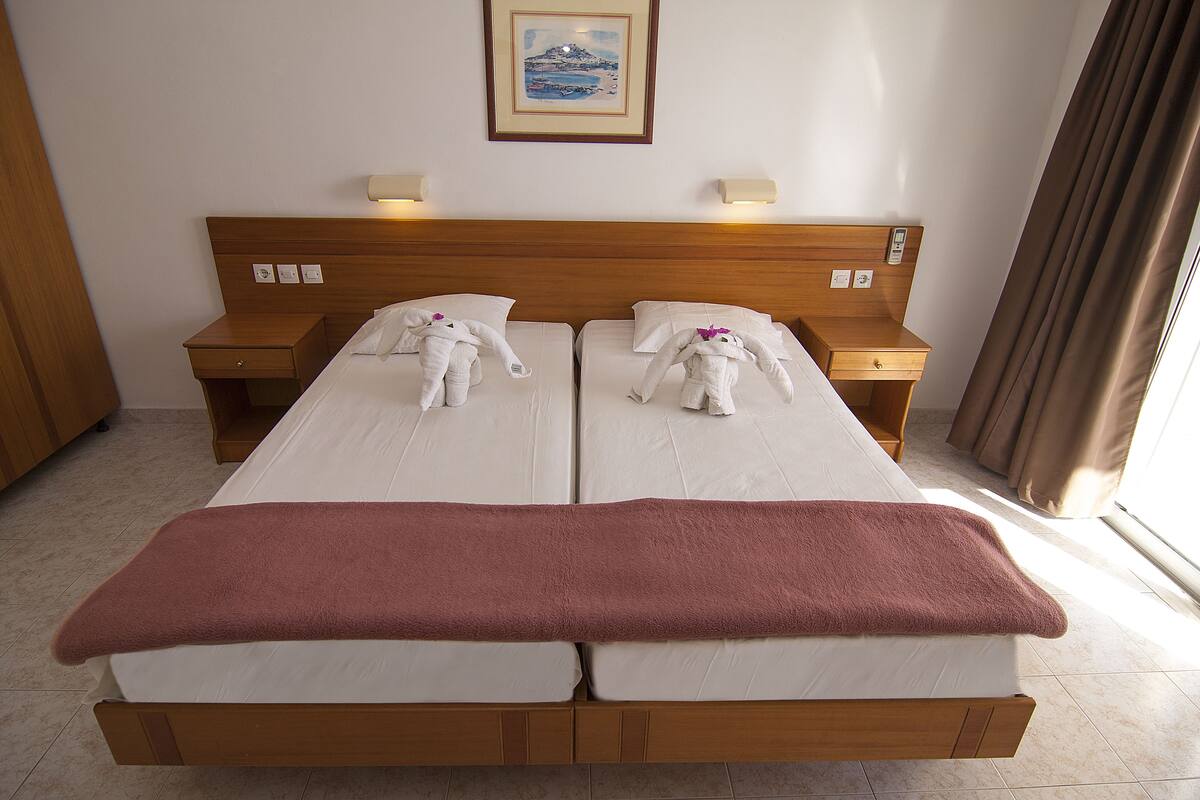 In-room safe, cribs (free), WiFi (free), bed sheets