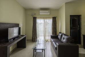 Deluxe Double Room, 1 Bedroom, Balcony | Living area