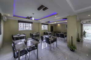 Lunch and dinner served, international cuisine