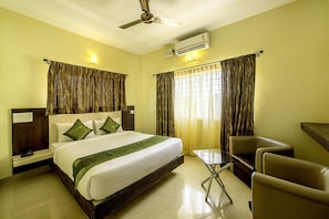 Standard Double Room | Desk, iron/ironing board, free WiFi