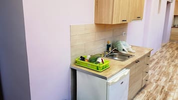 Fridge, stovetop, coffee/tea maker, cookware/dishes/utensils
