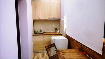Fridge, stovetop, coffee/tea maker, cookware/dishes/utensils