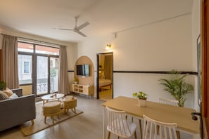 Flat-screen TV - Treebo Trend Orchard Suites (Bengaluru)