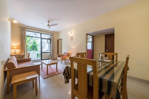 Premium-Zimmer, 1 Schlafzimmer | Schreibtisch, laptopgeeigneter Arbeitsplatz, Zustellbetten