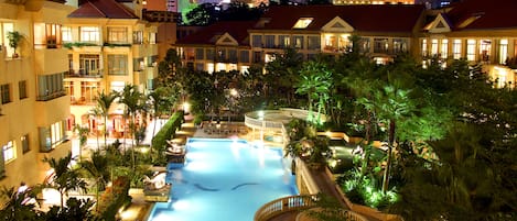 Utendørsbasseng, bassengparasoller og solsenger