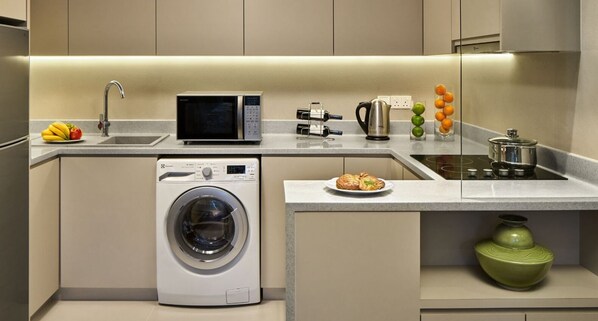 Frigorífico, microondas, placa de cocina y cafetera o tetera