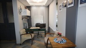 Una sala moderna con comedor, escritorio y sofá.