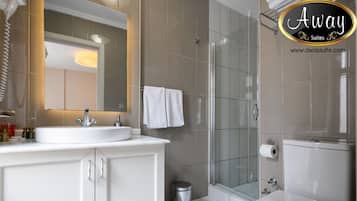 Dusche, kostenlose Toilettenartikel, Haartrockner, Hausschuhe