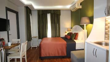 Ropa de cama de alta calidad y caja de seguridad en la habitación