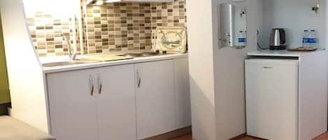 Fridge, coffee/tea maker