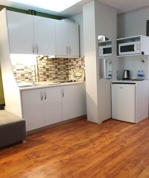 Jääkaappi, kahvin-/teenkeitin