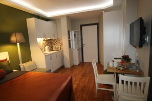 Premium bedding, in-room safe, individually decorated - Hotel Taksim Home (Istanbul)