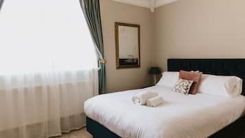 Dobbeltrom | Safe på rommet, individuelt innredet, skrivebord og strykejern/-brett