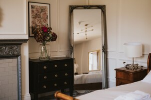 Caja de seguridad en la habitación, muebles diferentes y escritorio 