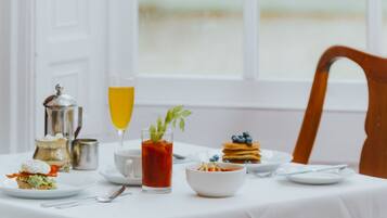 Daily full breakfast (GBP 15.00 per person)