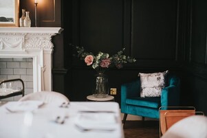 Serves lunch and dinner