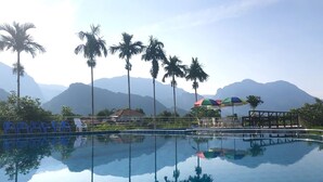 Outdoor pool - OYO 416 Golden Nakara Resort Maesai (Mae Sai)