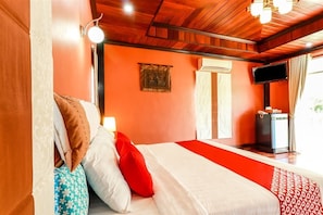 Minibar, desk, free WiFi, bed sheets