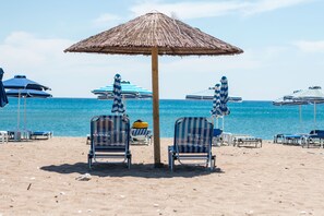 En la playa, camastros y sombrillas