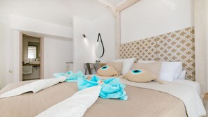 Ein Schlafzimmer mit einem großen Bett, einem Nachttisch, einem Spiegel und einem gemusterten Kopfteil.