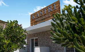 Vista frontal de la propiedad por la tarde o noche