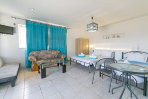 Habitación doble superior, vistas al jardín | Caja fuerte, tabla de planchar con plancha, wifi gratis